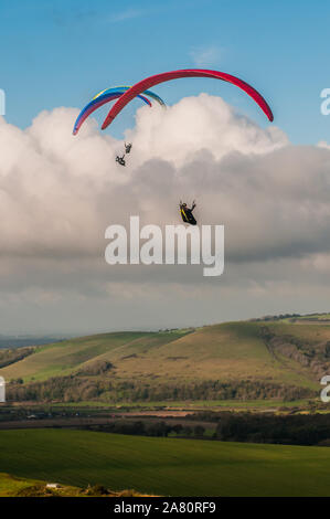 Firle, Lewes, East Sussex, Regno Unito..5th novembre 2019. Una giornata più luminosa di quella tarda con il vento più freddo del Nord porta piloti di parapendio al popolare sito del South Downs. . Foto Stock