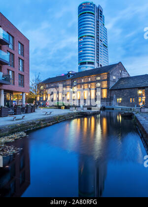 Canal magazzino abd Bridgwater luogo riflette in Leeds e Liverpool Canal al crepuscolo Granary Wharf Leeds West Yorkshire Inghilterra Foto Stock