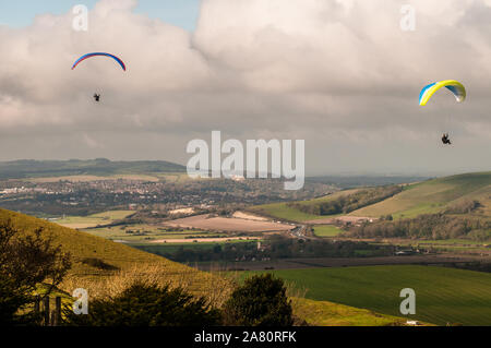 Firle, Lewes, East Sussex, Regno Unito..5th novembre 2019. Una giornata più luminosa di quella tarda con il vento più freddo del Nord porta piloti di parapendio al popolare sito del South Downs. . Foto Stock