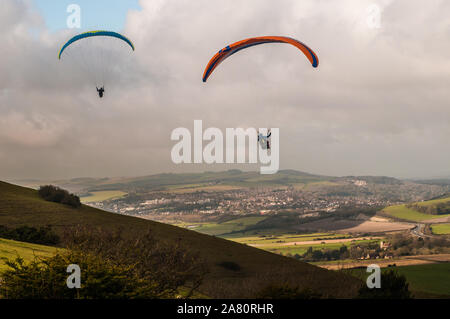 Firle, Lewes, East Sussex, Regno Unito..5th novembre 2019. Una giornata più luminosa di quella tarda con il vento più freddo del Nord porta piloti di parapendio al popolare sito del South Downs. . Foto Stock