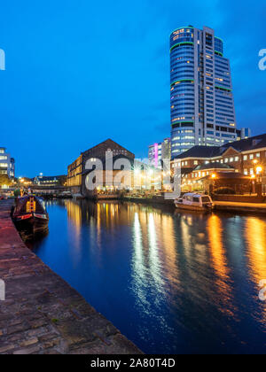 Bridgwater luogo riflette in Leeds e LIverpool Canal a granaio e Wharf al crepuscolo Leeds West Yorkshire Inghilterra Foto Stock