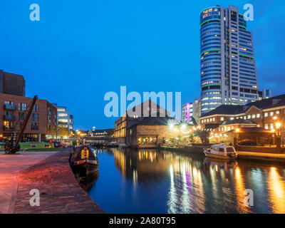 Bridgwater luogo riflette in Leeds e LIverpool Canal a granaio e Wharf al crepuscolo Leeds West Yorkshire Inghilterra Foto Stock