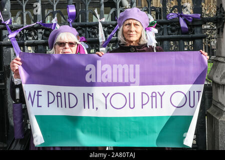 Londra, 05 novembre 2019. Le donne dal 'WASPI' (Donne contro la pensione statale di disuguaglianza) campagna, molti in variopinti costumi suffragette, protesta contro quello che percepiscono per essere sleali in termini della loro pensione statale e il modo in cui lo stato dell'età di pensionamento per gli uomini e per le donne è stata eguagliata. Lo stand del gruppo in una catena di solidarietà lungo le Case del Parlamento e poi bloccare una strada sulla piazza del Parlamento a gridare circa la loro causa. Credito: Imageplotter/Alamy Live News Foto Stock