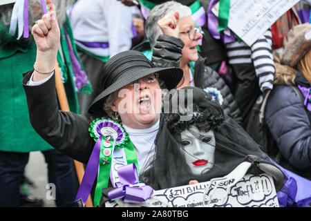 Londra, 05 novembre 2019. Le donne dal 'WASPI' (Donne contro la pensione statale di disuguaglianza) campagna, molti in variopinti costumi suffragette, protesta contro quello che percepiscono per essere sleali in termini della loro pensione statale e il modo in cui lo stato dell'età di pensionamento per gli uomini e per le donne è stata eguagliata. Lo stand del gruppo in una catena di solidarietà lungo le Case del Parlamento e poi bloccare una strada sulla piazza del Parlamento a gridare circa la loro causa. Credito: Imageplotter/Alamy Live News Foto Stock