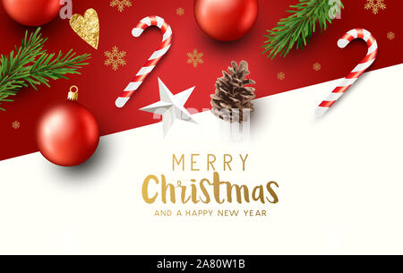 Rosso e oro Merry Christmas composizione con elementi di natale compreso baubles e abete talee. Illustrazione Vettoriale. Foto Stock