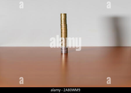 Un gruppo di monete in euro sul tavolo Foto Stock