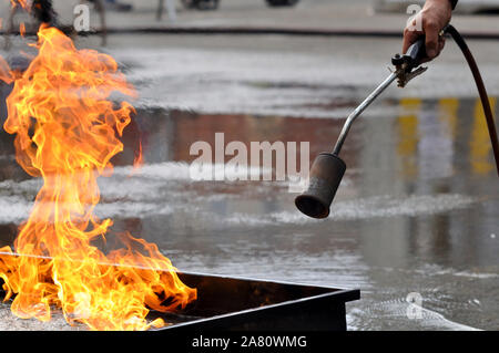 L'Italia, Lombardia, Milano, i vigili del fuoco durante un corso di formazione Foto Stock