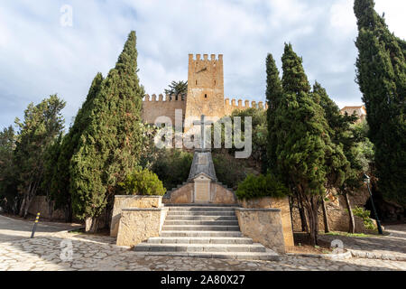 Torre del Castello di Sant Salvador nella città di Arta presso la costa orientale dell isola delle Baleari Mallorca, Spagna Foto Stock