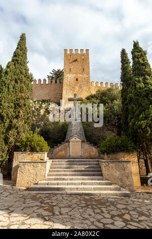 Torre del Castello di Sant Salvador nella città di Arta presso la costa orientale dell isola delle Baleari Mallorca, Spagna Foto Stock