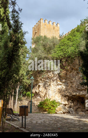 Torre del Castello di Sant Salvador nella città di Arta presso la costa orientale dell isola delle Baleari Mallorca, Spagna Foto Stock