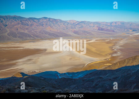 Parco Nazionale della Valle della Morte. Bacino Badwater, a 282 metri sotto il livello del mare, come visto da Dante di punto di vista, 5475 piedi sopra il livello del mare Foto Stock