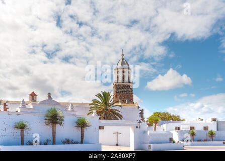 Chiesa Nuestra Señora de Guadalupe in Teguise, antica capitale di Lanzarote, Isole Canarie, contro il bel cielo azzurro sulla giornata di sole Foto Stock