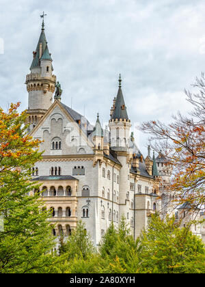 Il frammento del Castello di Neuschwanstein e incorniciata da alberi d'autunno in Germania Foto Stock