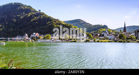 Panorama della città Traben-Trarbach sulla banca del fiume del fiume Moselle, Germania, con Gate Bridge, Brückentor, rovina Grevenburg e ripidi pendii Foto Stock