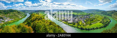 La curva del fiume Moselle vicino Pünderich sulla destra, in Germania, il Castello di Marienburg nel mezzo, panorama con ripidi vigneti e riverscape Foto Stock