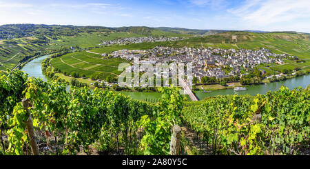 Ansa del fiume Moselle intorno Trittenheim, Germania, panorama dal di sopra vicino Zummethöhe Foto Stock