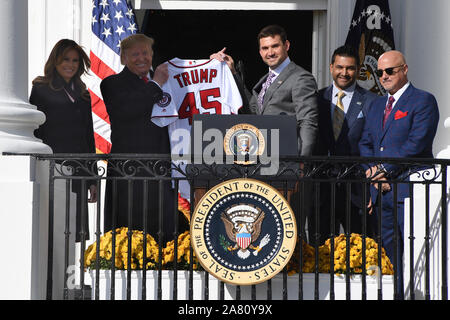 Washington DC, Stati Uniti d'America. 5 Novembre, 2019. 11/4/19- La Casa Bianca - Washington DC.presidente Donald Trump accoglie favorevolmente la World Series Champions il Washington cittadini squadra di baseball alla Casa Bianca per celebrare la loro vittoria di questo anno.Player Ryan Zimmerman presenta Presidente Trump con un team jersey. Credito: Christy Bowe/ZUMA filo/Alamy Live News Foto Stock