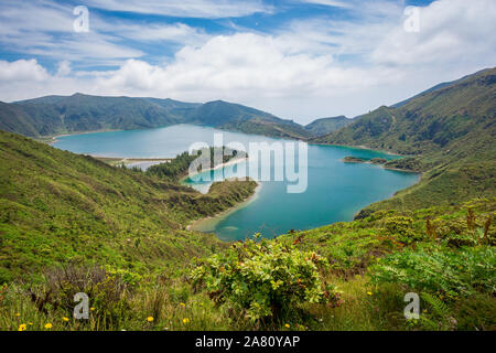 Lagoa do Fogo vulcano Caldera, São Migel isola, Azzorre, Portogallo. Lago Vocanic, turchese. Giornata di sole. Foto Stock