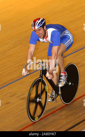 Jason Queally treni con la British Olympic Cycling team presso il Welsh Velodromo nazionale in Newport oggi prima di andare ad Atene il giovedì. 9/8/04 Foto Stock