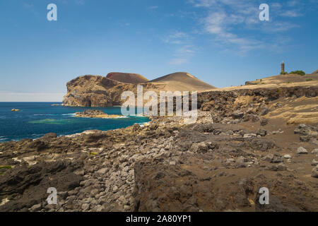 Vulcano Capelinhos, scoppiata nel 1958, nell isola di Faial, Azzorre, Portogallo. Distrutto faro e cono rimanente. Ceneri scogliere nell'Oceano Atlantico. Foto Stock