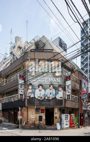 'Made in grazia man', bar ospite poster che mostra quattro giovani; Kabukicho, Tokyo, Giappone Foto Stock