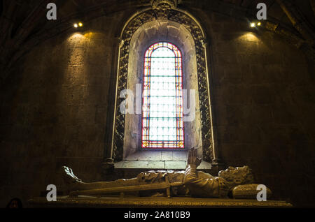 Lisbona, Portogallo : Tomba del navigatore Vasco de Gama all'interno del Monastero di San Geronimo, uno dei più importanti esempi del Portoghese tardo gotico ma Foto Stock