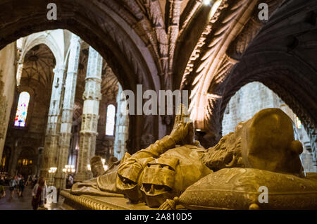 Lisbona, Portogallo : Tomba del navigatore Vasco de Gama all'interno del Monastero di San Geronimo, uno dei più importanti esempi del Portoghese tardo gotico ma Foto Stock