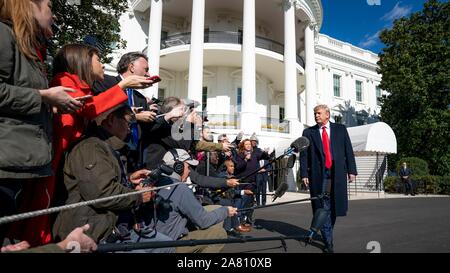 Stati Uniti Presidente Donald Trump si ferma a parlare con i media, dopo il ritorno dal suo viaggio a New York City in South Lawn della Casa Bianca il 3 novembre 2019 a Washington, DC. Foto Stock