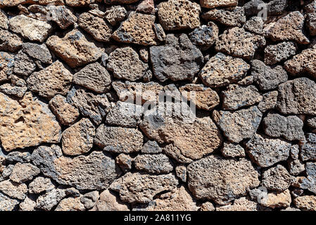 Close-up shot di pietre a secco muro fatto di rocce vulcaniche sfondo Foto Stock