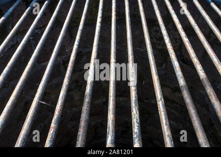 Il vecchio metallo arrugginito griglia, struttura in metallo Foto Stock