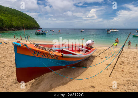 Martinica, Francia - 17 August 2019: colorate barche da pesca ad Anse Dufour. Foto Stock