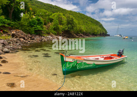 Martinica, Francia - 17 August 2019: colorate barche da pesca ad Anse Dufour. Foto Stock