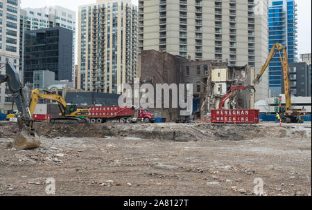 Demolizione di edifici e di un parcheggio auto a nord di Dearborn Street e North Street Street, Chicago, Illinois Foto Stock