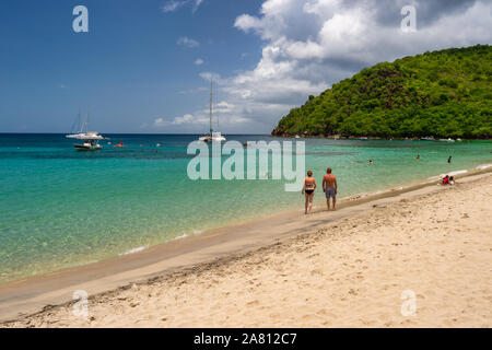 Petite Anse d'Arlet Martinica, Francia - 18 August 2019: per coloro che godono di una calda giornata in spiaggia. Foto Stock