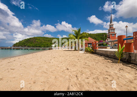 Petite Anse d'Arlet Martinica, Francia - 18 August 2019: Petite Anse d'Arlet village, con San Henri Chiesa e pontoon. Foto Stock