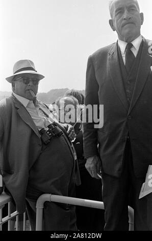 Derby Day Epsom Downs 1970. Un bookmaker, un bookie o un contabile di erba con il suo impiegato, dietro in occhiali in attesa di un po 'di lavoro. Sono "sulla rotaia". 1970 REGNO UNITO HOMER SYKES Foto Stock