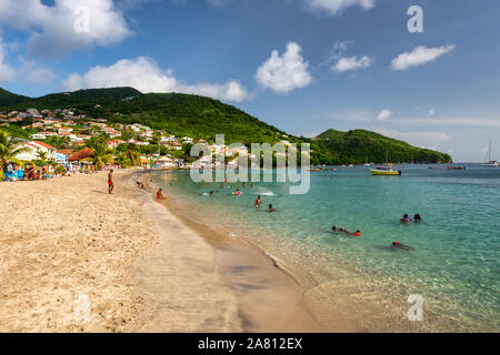 Petite Anse d'Arlet Martinica, Francia - 18 August 2017: per coloro che godono di una calda giornata in spiaggia. Foto Stock