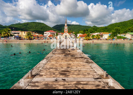 Martinica, Francia - 18 August 2019: Petite Anse d'Arlet village, con San Henri Chiesa e pontoon. Foto Stock