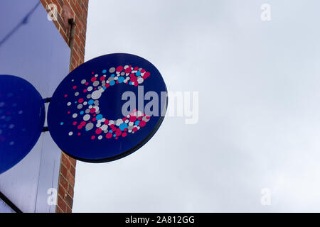 Il segno di un Cancer Research UK carità shop Foto Stock