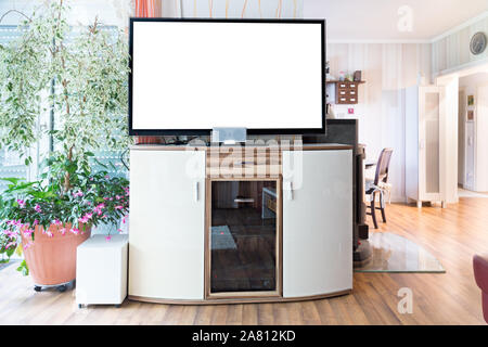 Una grande TV è in salotto. La schermata serve come un mock up per le proprie idee di design. Un autentico salotto a pianta aperta che si affaccia la sala da pranzo un Foto Stock