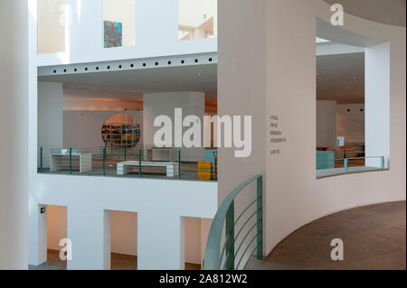 Bonn, Kunst- und Ausstellungshalle der Bundesrepublik Deutschland, kurz Bundeskunsthalle 1989-1992 von Gustav Peichl erbaut, Innenraum Foto Stock