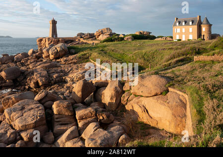 Ploumanac'h, Ploumanach, Bretagne, Leuchtturm 1945 erbaut Foto Stock