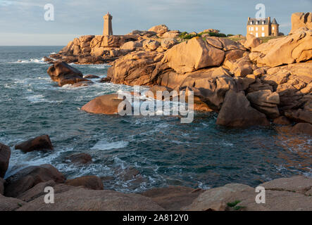 Ploumanac'h, Ploumanach, Bretagne, Leuchtturm 1945 erbaut Foto Stock