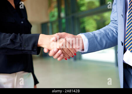 Close-up di uomini di affari che stringono le mani in ufficio. Foto Stock