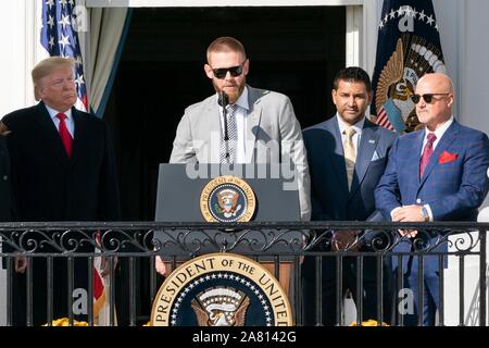 Washington, Stati Uniti d'America. 04 Novembre, 2019. Stephen Strasburgo del campione del mondo Washington cittadini squadra di baseball grazie si sono riuniti i fan di U.S. Presidente Donald Trump e la First Lady Melania Trump guardare dal portico sud balcone della Casa Bianca Novembre 4, 2019 a Washington, DC. Il presidente ha ospitato il 2019 Baseball World Series Champions per celebrare il loro mondo serie vittoria. Credito: Andrea Hanks/White House foto/Alamy Live News Foto Stock