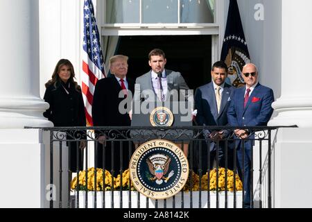 Washington, Stati Uniti d'America. 04 Novembre, 2019. Ryan Zimmerman del campione del mondo Washington cittadini squadra di baseball grazie si sono riuniti i fan di U.S. Presidente Donald Trump e la First Lady Melania Trump guardare dal portico sud balcone della Casa Bianca Novembre 4, 2019 a Washington, DC. Il presidente ha ospitato il 2019 Baseball World Series Champions per celebrare il loro mondo serie vittoria. Credito: Andrea Hanks/White House foto/Alamy Live News Foto Stock