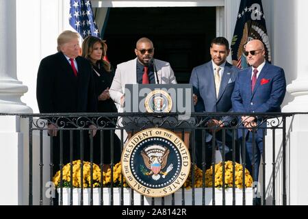 Washington, Stati Uniti d'America. 04 Novembre, 2019. Howie Kendrick del campione del mondo Washington cittadini squadra di baseball grazie si sono riuniti i fan di U.S. Presidente Donald Trump e la First Lady Melania Trump guardare dal portico sud balcone della Casa Bianca Novembre 4, 2019 a Washington, DC. Il presidente ha ospitato il 2019 Baseball World Series Champions per celebrare il loro mondo serie vittoria. Credito: Andrea Hanks/White House foto/Alamy Live News Foto Stock