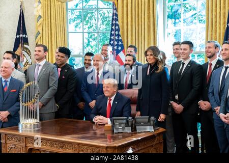 Washington, Stati Uniti d'America. 04 Novembre, 2019. Stati Uniti Presidente Donald Trump e la First Lady Melania Trump posano con membri del Washington cittadini World Series champs durante una celebrazione della vittoria nell'Ufficio Ovale della Casa Bianca il 4 novembre 2019 a Washington, DC. Credito: Shealah Central Plaza Hotel/White House foto/Alamy Live News Foto Stock