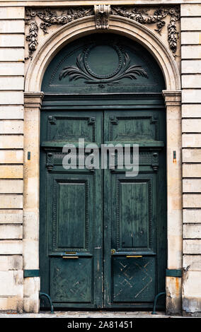 Vecchio usurato e stagionato vendemmia verde porta di legno a Parigi, Francia Foto Stock