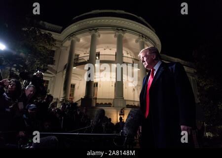 Stati Uniti Presidente Donald Trump si ferma a parlare con i media, sul suo modo di New York City dalla South Lawn della Casa Bianca il 2 novembre 2019 a Washington, DC. Foto Stock